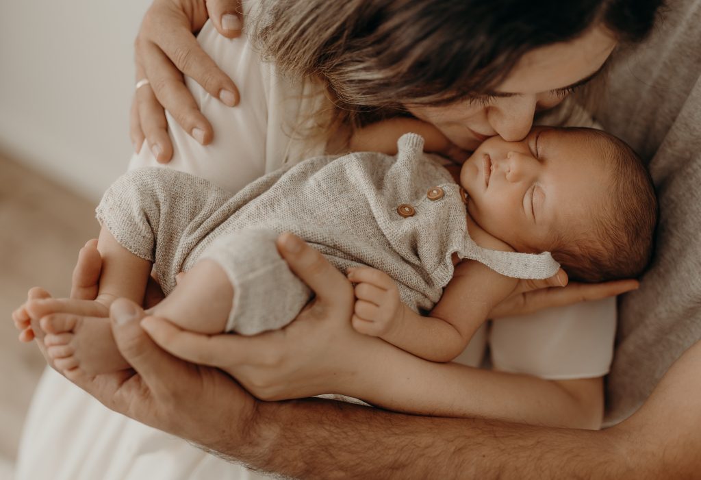 Babyfotograf Homestory Fotoshooting Baby in Arm Taunus Bad Homburg