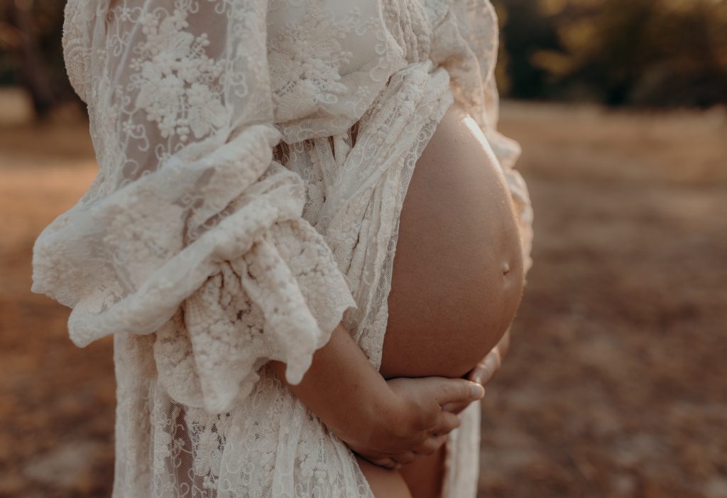 Babybauch im Abendlicht beim Outdoor Babybauch Shooting von Daniela Herold Fotografie in Rodgau