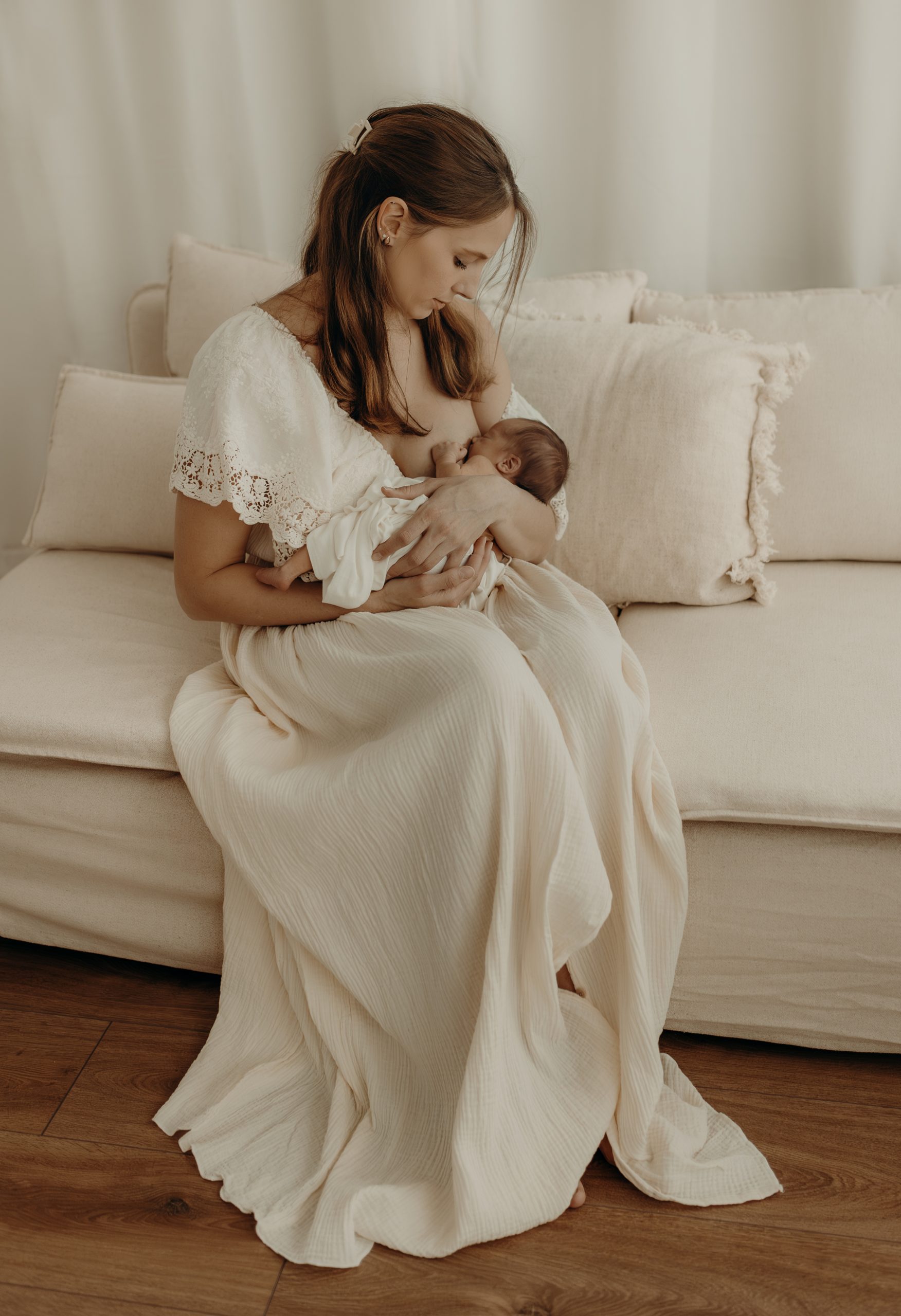 Mama still neugebornes Baby beim Newborn Shooting im Studio Daniela Herold Fotografie Rodgau