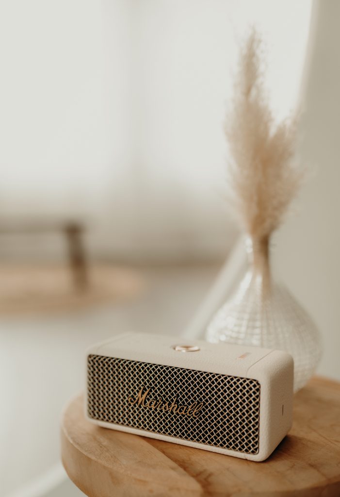 Beige Musikbox im hellen Fotostudio Daniela Herold Fotografie Rodgau