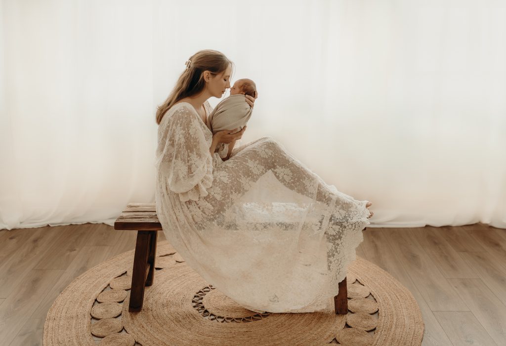 Mama und Baby im Studio Daniela Herold Fotografie Rodgau