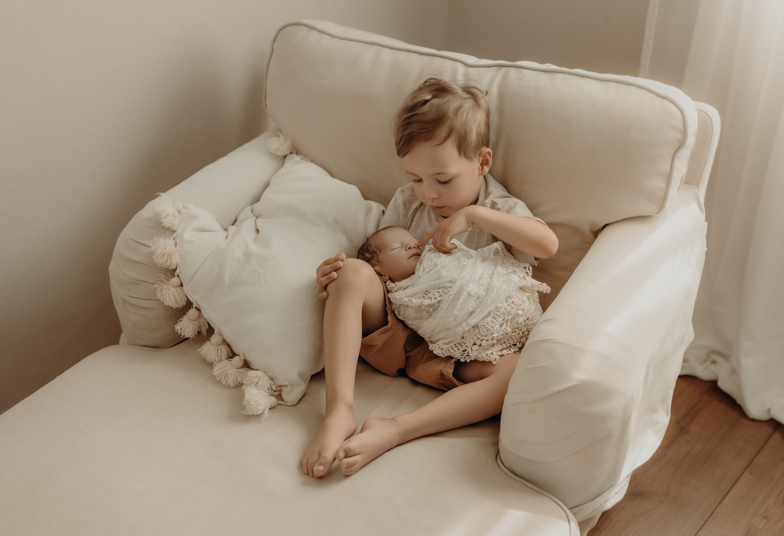 Neugeborenen Shooting mit Geschwisterkind bei Daniela Herold Fotografie