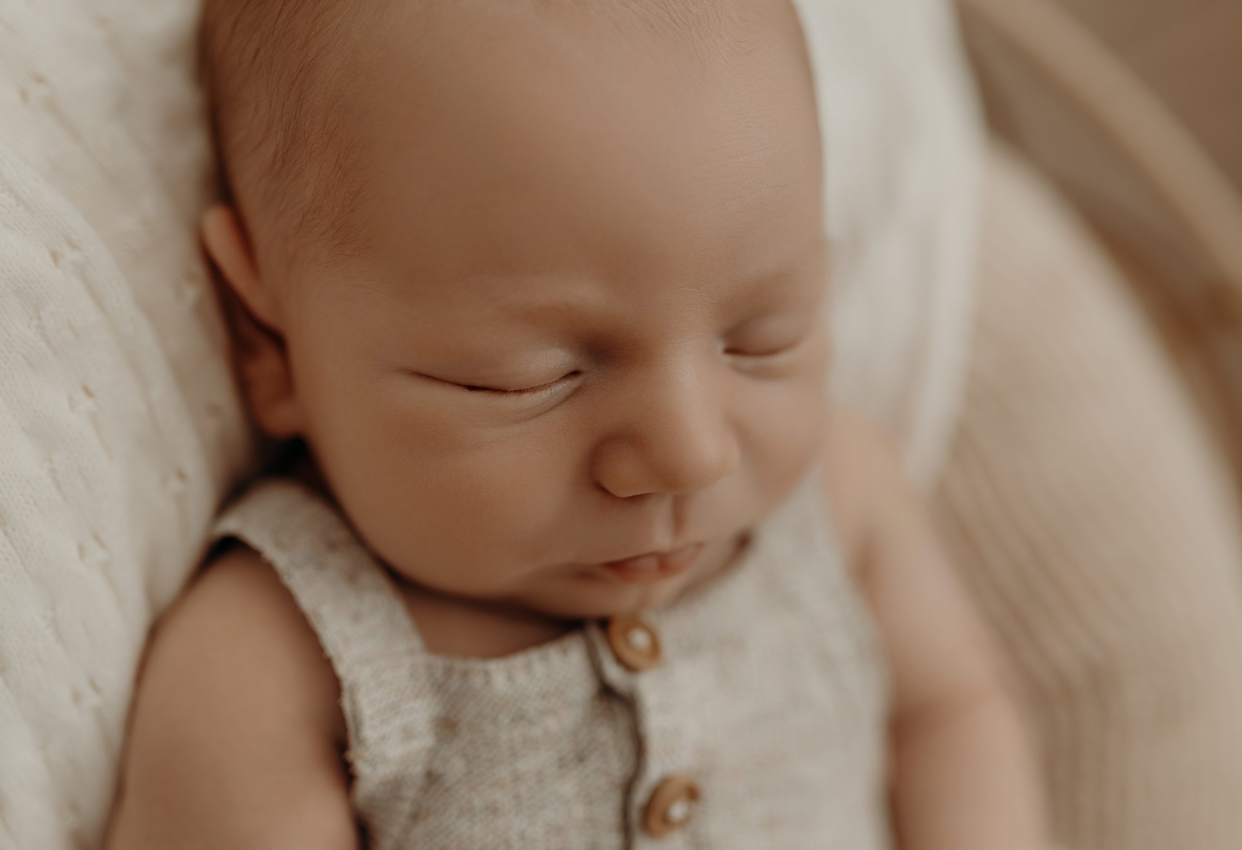 Neugeborenes Baby schläft beim Baby Shooting in Hanau