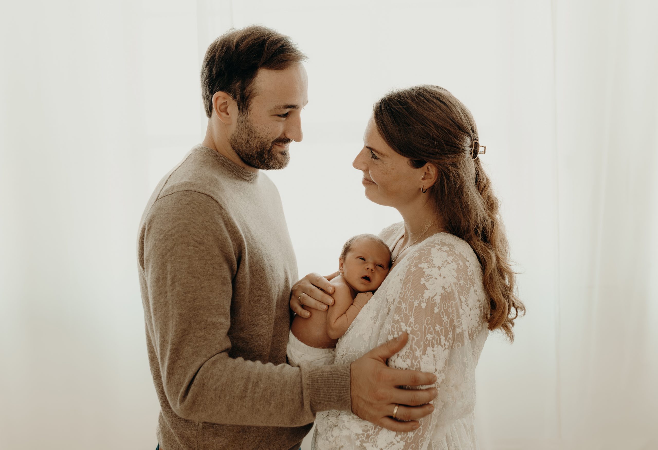 Babyfotoshooting mit Mama und Papa und Baby im Studio in Frankfurt