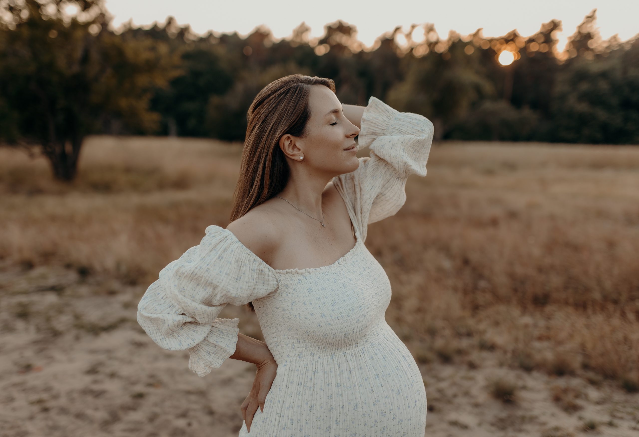 Schwangere beim Outdoor Babybauch Shooting im Feld in Seligenstadt
