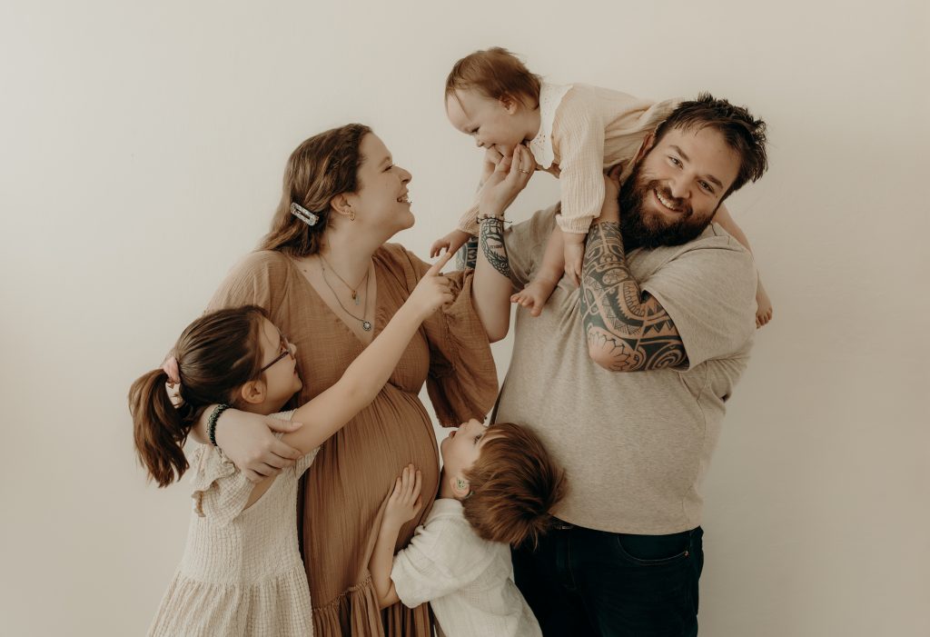 Familie mit Eltern und 3 Kindern beim Familienshooting in Bad Homburg im Taunus